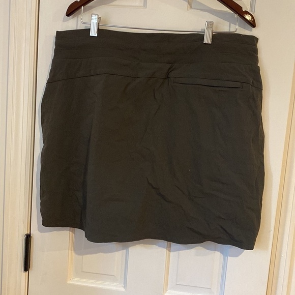 Athleta Grey Skort with pockets. Size 16T - Picture 2 of 3